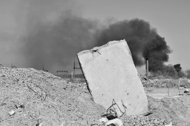 Betonarme döşeme zemin yasaktır elektrik alt istasyonlar çerçevede sıkışmış. Savaşı'nın yıkım sembolü. Arka plan, yazıt yer. Siyah beyaz resim.