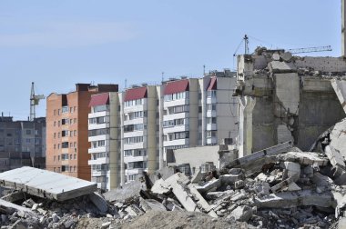Kentin konut karşı binanın beton yapı kalıntıları. Konsept: yıkım ve oluşturma.