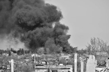 İnşaat demiri arka planda kalın siyah duman gökyüzünde çıkıntılı beton moloz yığını. Arka plan. İnsan faaliyetlerinin sonuçlarını kavramı. Siyah beyaz resim.