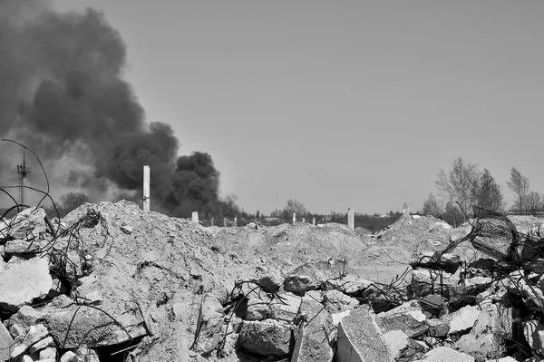 Pile Concrete Rubble Protruding Rebar Background Thick Black Smoke Sky — Stock Photo, Image