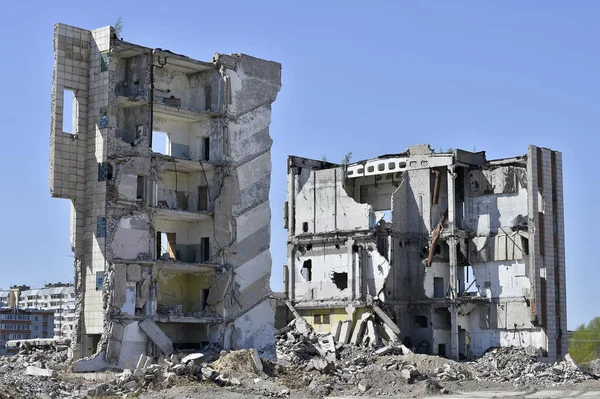 Uma Pilha Detritos Concreto Fundo Grande Edifício Destruído Contexto Conceito — Fotografia de Stock