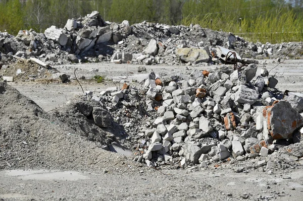 Massa Rester Tegel Och Smulor Betong Bakgrunden Grönområden Bakgrund — Stockfoto