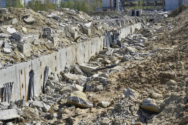 Büyük Bir Yapının Tahrip Kazık Taş Toprak Kil Şeklinde Beton — Stok fotoğraf