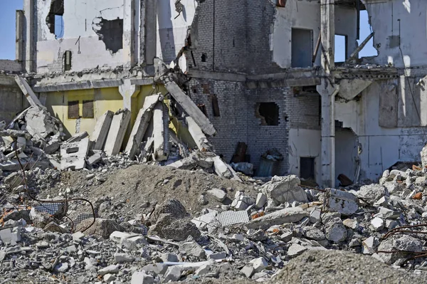 Una Pila Escombros Hormigón Fondo Gran Edificio Destruido Antecedentes Concepto — Foto de Stock
