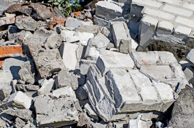 Beyaz ve kırmızı tuğla yığını şeklinde bina temeli kalıntıları.