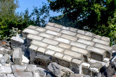 Bir tuğla bina kullanımı, gri bir tuğla bir duvar parçaları.