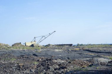 Büyük bir ekskavatör boş tren kaya taşır. Üçüncü dünya ekonomisi kavramı: madencilik ve çevre sorunları. Doğa adam tarafından imha sonra sanayi peyzaj.