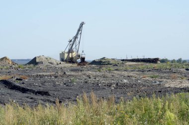 Büyük bir ekskavatör boş tren kaya taşır. Üçüncü dünya ekonomisi kavramı: madencilik ve çevre sorunları. Doğa adam tarafından imha sonra sanayi peyzaj.