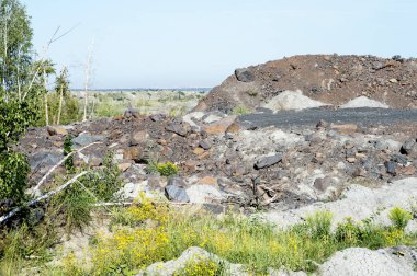 Manzara madencilik faaliyetleri sonra çöl. Overburden dökümü çukur nedeniyle ormanları imha.