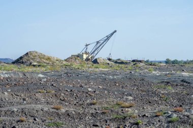 Büyük bir ekskavatör boş tren kaya taşır. Üçüncü dünya ekonomisi kavramı: madencilik ve çevre sorunları. Doğa adam tarafından imha sonra sanayi peyzaj.