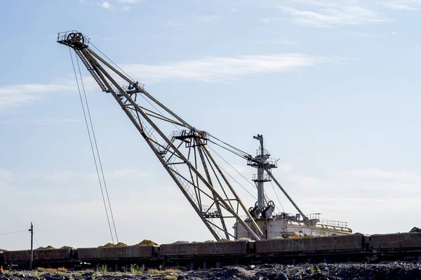 Una Enorme Excavadora Sobrecarga Roca Arroja Desde Tren Descargado Mina — Foto de Stock