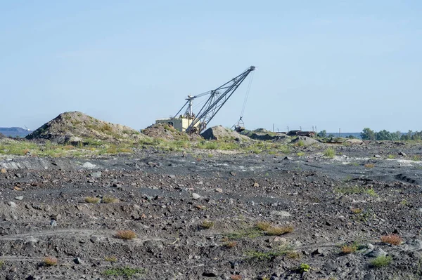 Una Enorme Excavadora Lleva Roca Desde Tren Descargado Concept Economy — Foto de Stock