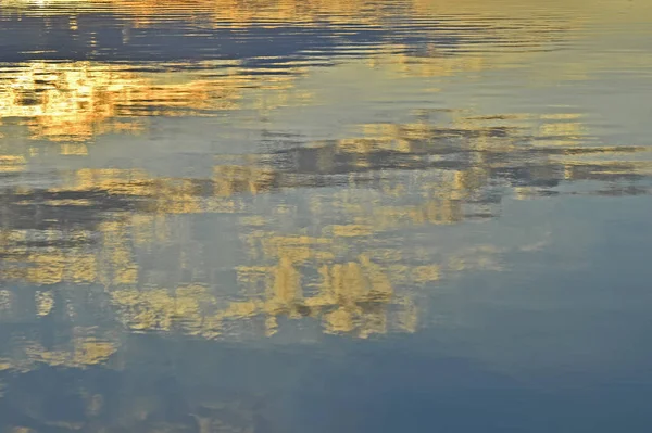 Размытый Заднем Плане Поверхность Воды Отражением Вечернего Неба — стоковое фото