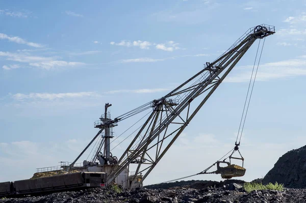 Enorm Grävmaskin Överbelastningar Dumpar Rock Från Tågets Lossas Från Gruvan — Stockfoto