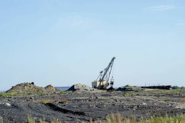 Enorme Escavatore Trasporta Roccia Dal Treno Scaricato Concetto Economia Del — Foto Stock