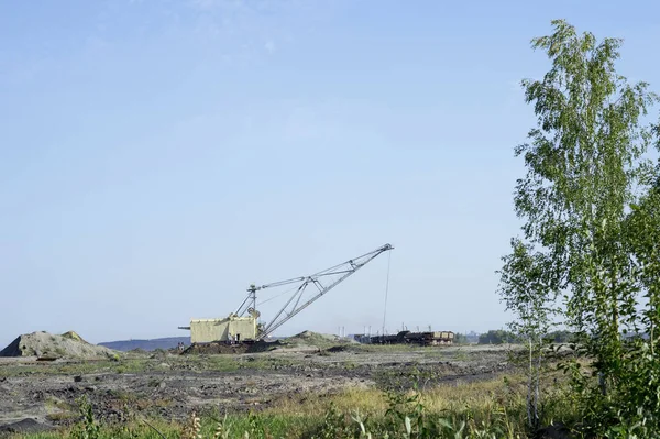 Una Enorme Excavadora Lleva Roca Desde Tren Descargado Concept Economy — Foto de Stock