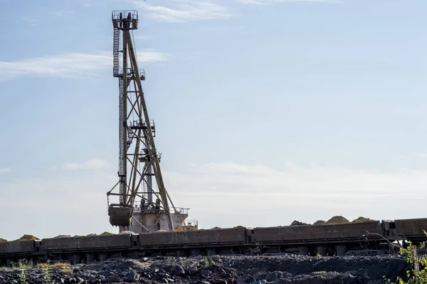 Uma Enorme Escavadora Sobrecarrega Rocha Despejos Trem Descarregado Mina Contra — Fotografia de Stock