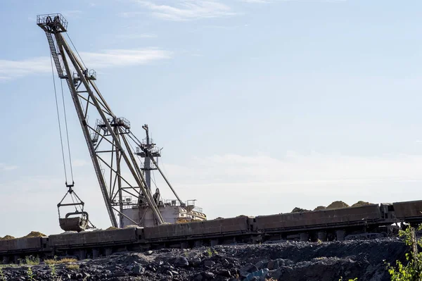 Enorm Grävmaskin Överbelastningar Dumpar Rock Från Tågets Lossas Från Gruvan — Stockfoto