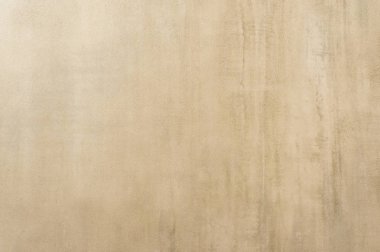 Eski bir ev yıpranmış sıva ve beton tezahürü ile bej boyalı duvar. Arka plan.