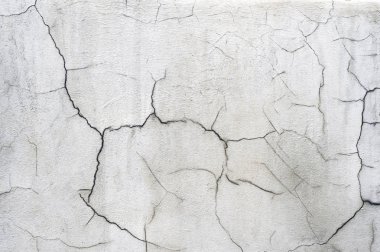 Kıvırcık çatlaklar ile eski evin beyaz beton duvar. Arka plan.