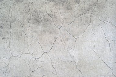 Kıvırcık çatlaklar ve şişmiş beyaz boya ile eski evin beyaz beton duvar. Arka plan.