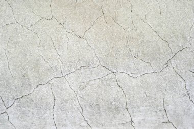 Kıvırcık çatlaklar ve şişmiş beyaz boya ile eski evin beyaz beton duvar. Arka plan.