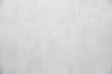 Kıvırcık çatlaklar ile eski evin beyaz beton duvar. Arka plan.