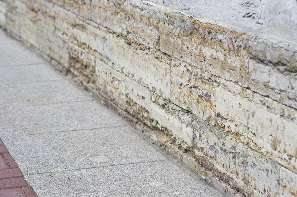 Fragmento Fundación Edificio Antiguo Con Una Serie Losas Pavimentación Modernas — Foto de Stock