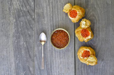 Eklerleri ahşap rustik antika arka plan üzerinde kırmızı havyar ile.