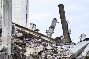Yok edilen Endüstriyel Bina kalıntıları. Diğerleri gökyüzüne bak büyük beton binalar, vücut tutmak büyük beton kazık devam.
