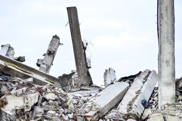 Remains Destroyed Industrial Building Large Concrete Piles Continue Hold Body — Stock Photo, Image