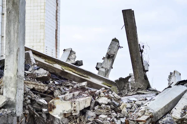 Restanten Van Vernietigde Industrieel Gebouw Grote Betonnen Palen Blijven Houden — Stockfoto