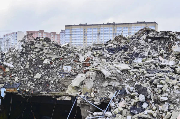 Konut şehrin arka plan üzerine beton enkaz yığını.