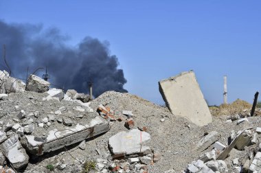 Betonarme döşeme zemin yasaktır elektrik alt istasyonlar çerçevede sıkışmış. Savaşı'nın yıkım sembolü. Arka plan, yazıt yer.