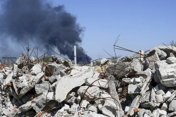 Uma Pilha Escombros Concreto Com Vergalhões Salientes Fundo Fumaça Preta — Fotografia de Stock