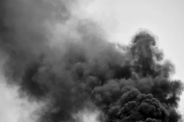 Nuvens Poderosas Fumo Negro Contra Céu Preto Branco Contexto Problema — Fotografia de Stock
