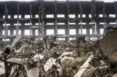 Kazık, gri taş binanın tahrip çerçeve arka plan üzerine beton parçaları kalıntıları. İmha etkisi. Arka plan.