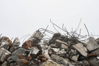 Tuğla moloz, taş ve gökyüzünde bir sis karşı beton moloz yığınları üzerinden savunduğun inşaat demiri. Yıkılan bina kalıntıları. Kopya alanı.