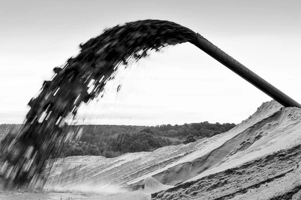 Industrielle Gewinnung Von Sand Für Den Bau Aus Dem Rohr — Stockfoto