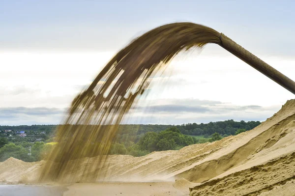 建設用砂の産業を抽出 強い圧力で水パイプ Wabrasives 砂から — ストック写真