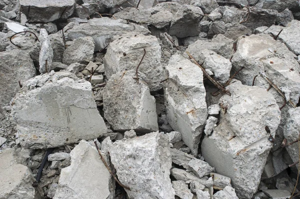 Takviye çıkıntılı büyük gri taşları şeklinde beton döşeme parçaları. Arka plan.