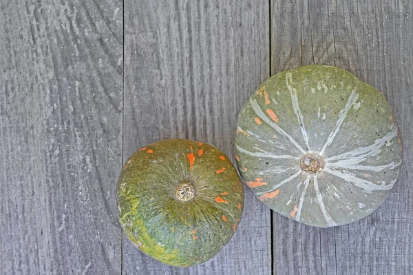 Dos Calabazas Verde Naranja Sobre Fondo Gris Vintage Madera —  Fotos de Stock