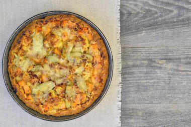 Sebze ve peynir peçeteye vintage beyaz keten ahşap rustik zemin üzerine tavada börek. Uzay kopyalayın. Düz yatıyordu.