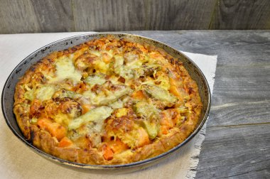 Sebze ve peynir peçeteye vintage beyaz keten ahşap rustik zemin üzerine tavada börek. Kopya alanı.