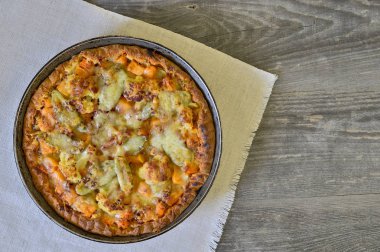 Sebze ve peynir peçeteye vintage beyaz keten ahşap rustik zemin üzerine tavada börek. Uzay kopyalayın. Düz yatıyordu.