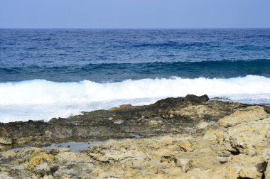 Sörf sırasında adanın ıssız sahil. Arka plan.