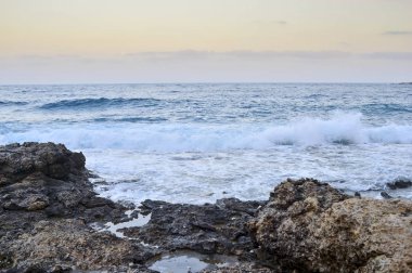 Sörf sırasında adanın ıssız sahil. Arka plan.