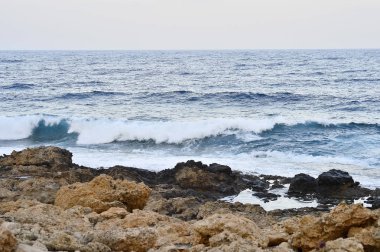 Sörf sırasında adanın ıssız sahil. Arka plan.