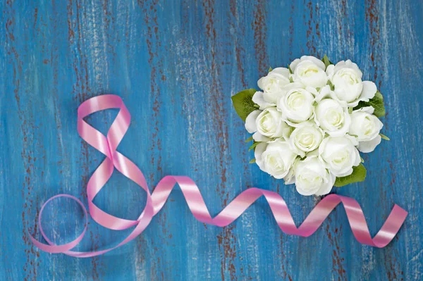 Праздничная Открытка Марта Розовой Ленты Букет Белых Роз Творческом Фоне — стоковое фото