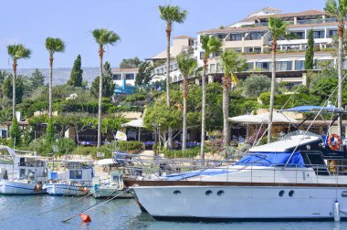 Zevk tekneler ve yatlar beklentisiyle otelin arka plan ve adanın dağlık arazi üzerinde turistler limanda palamarla.